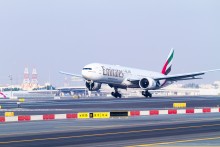 EmiratesB777landingontotherefurbishedsouthernrunwayatDXB